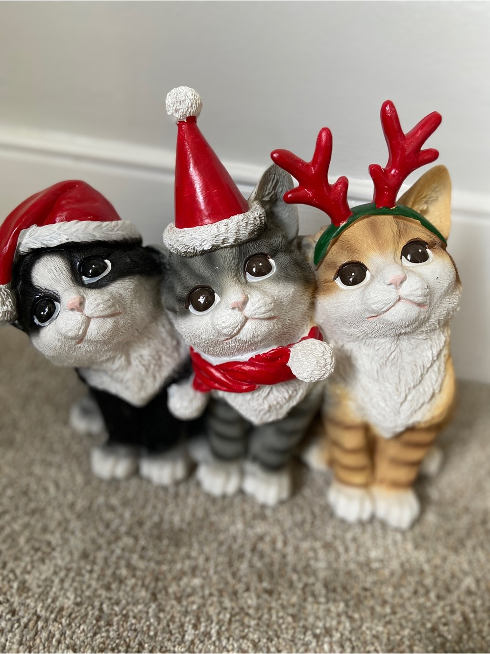 NWOT Christmas Holiday Cat Trio Resin Statue Decor TJ Maxx - Picture 8 of 15
